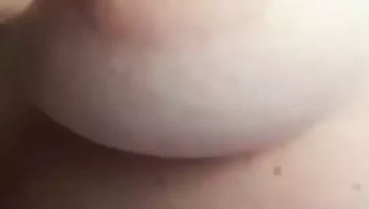 Susy si sputa sulle tette