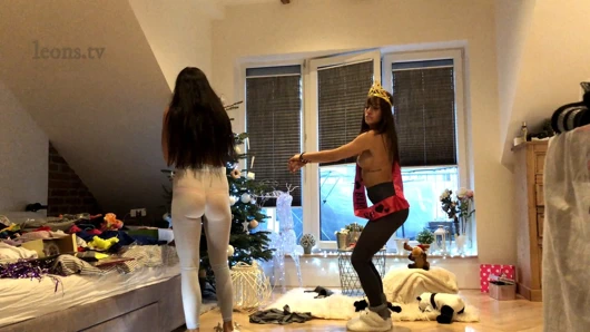 Şeffaf tozluk ve spandex stilini görün