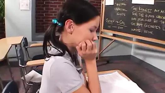 Esmer genç kız sınıfta öğretmen tarafından amını yalatıyor ve götünü siktiriyor