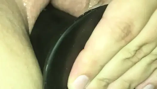 Büyük dildoyla oynuyor