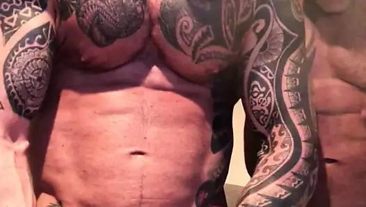 Vic ve Jon birlikte boşalıyor