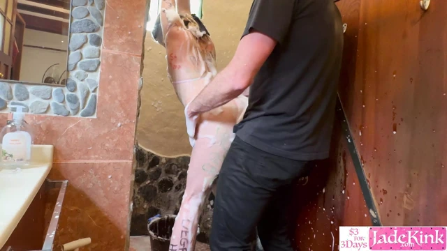 Sapık sürtük evli kadın elleri bağlı vücut yazısı ve köpüklü aşağılama