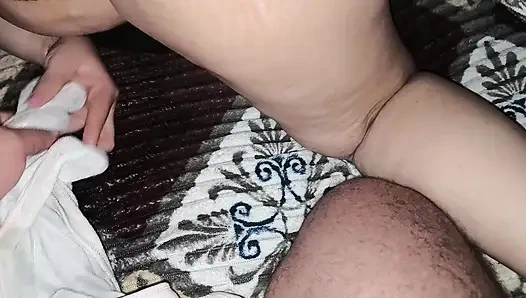 Arap Karımı Sikiyorum Ateşli Arap Orta Yaşlı Seksi Kadın Şehvetli Seksin Tadını Çıkarıyor