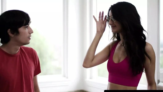 ADULT TIME - GÖZLÜKLERIMI KAYBETTIM VE YANLıŞLıKLA ÜVEY KARDEŞIMI SIKTIM! Eliza Ibarra ve Ricky İspanyol!