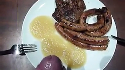 Yemek üzerinde sperm cum ile yemek sperm sosu et