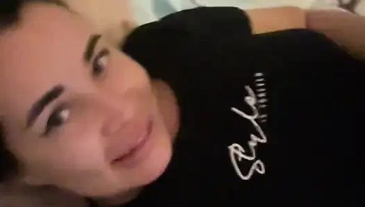 Kalın göğüslü Rus orta yaşlı seksi kadın tek başına sikişiyor