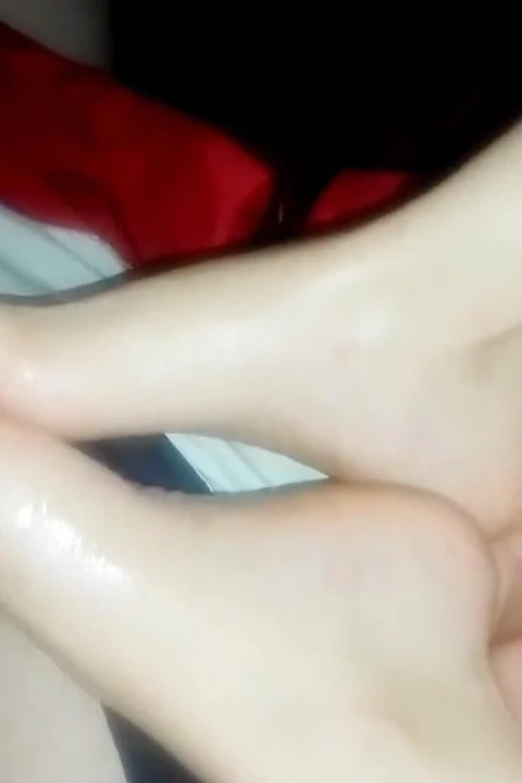Siyah Ojeyle Erotik Ayak Hareketi!