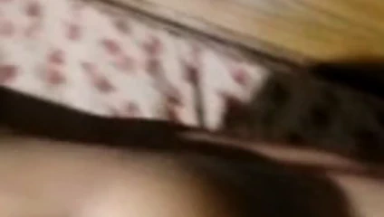 Kızın büyük göğüsleri sallanıyor