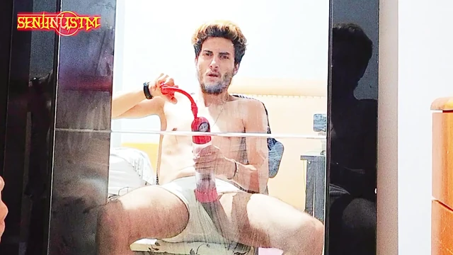 Красавчик-турок трахает девушку в пизду