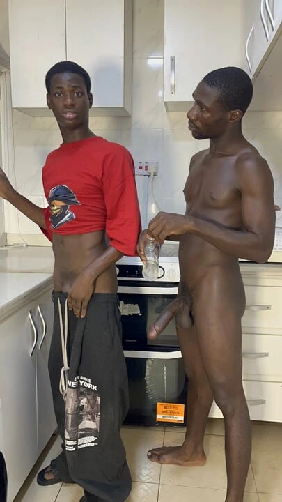 Ev arkadaşım çok sert çığlık atarak sikişiyor