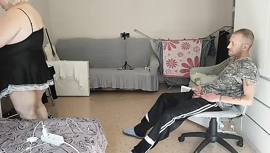 Hizmetçiye bir yarak gösterdim ve sikişmeye hazır