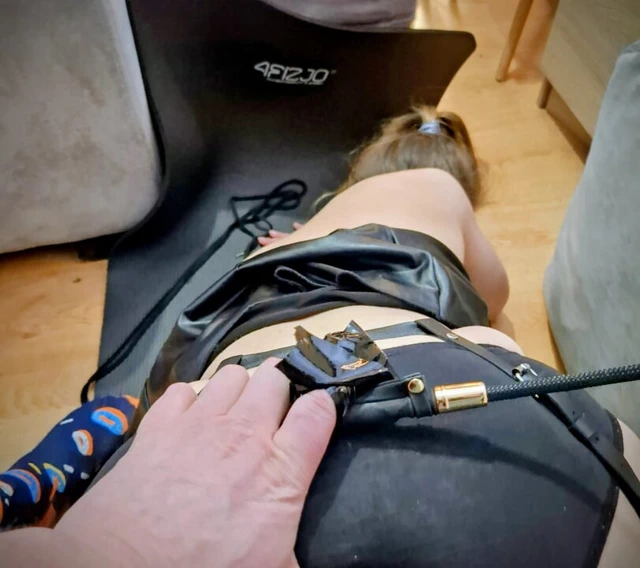 Karısı yakalayabildiği için kocası hızlı bir şekilde batmak için mastürbasyon yapıyor