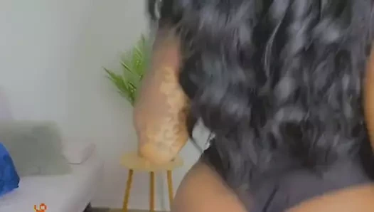 Bu eşek bazı iyi çüklere ihtiyaç duyar