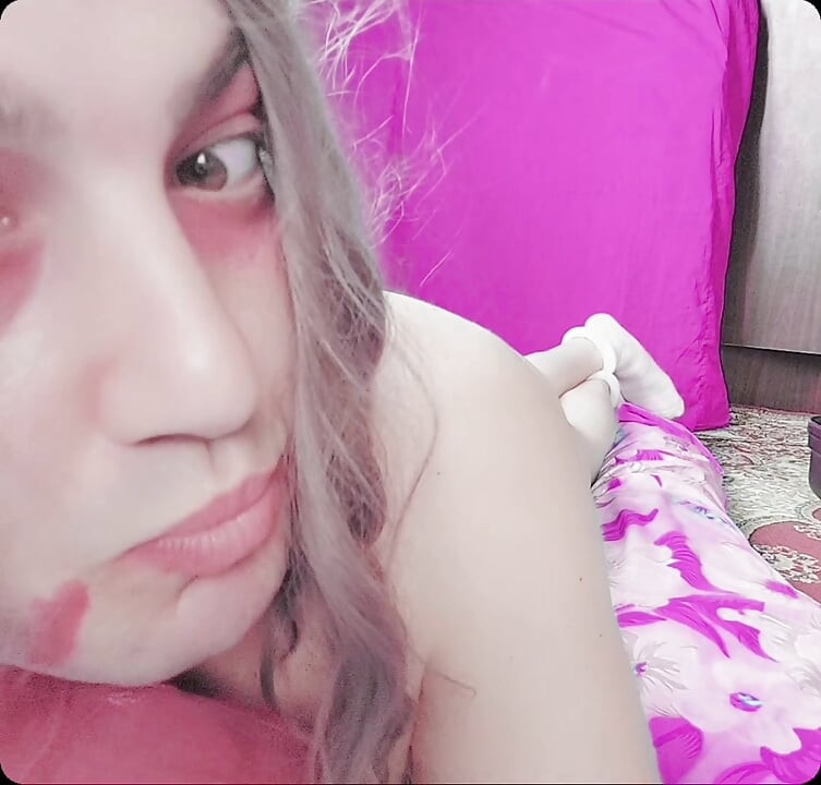 BÜYÜK BEYAZ GÖTLÜ SARıŞıN KıZıL SAÇLı KEDICIK TRAVESTI ATEŞLI KADıN KıLıKLı NEFIS PÜRÜZSÜZ YUMUŞAK VÜCUTLU AZGıN BAŞTAN ÇıKARıYOR