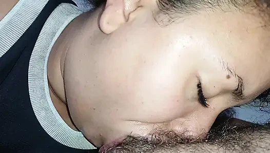 ISLAK GıRTLAĞıNA KADAR YARAKLA TÜM KÜÇÜK AĞZıNı DOLDURMAYı SEVIYOR