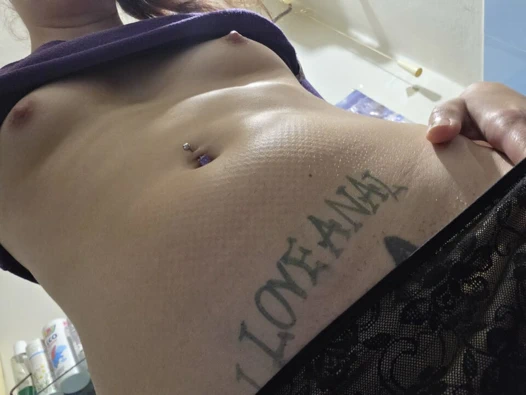 Ana Liz lezzetli amcığını açıyor ve meme uçlarıyla oynuyor