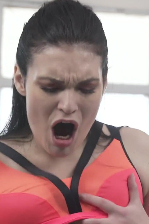 Hannah Vivienne spor salonunda sert sikiliyor