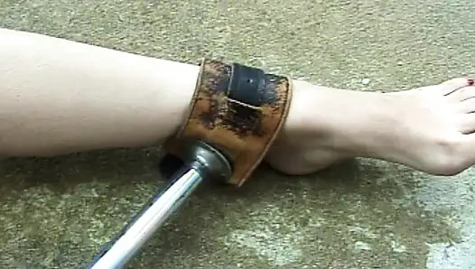 Şişman götlü esmer bağlanıyor ve amcık dudakları saç tokalarında