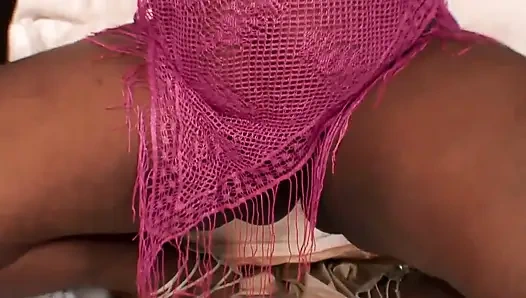 Büyük memeli ve götlü seksi orta yaşlı seksi kadın büyük siyah yaraklı bir sürtük gibi sikişiyor ...