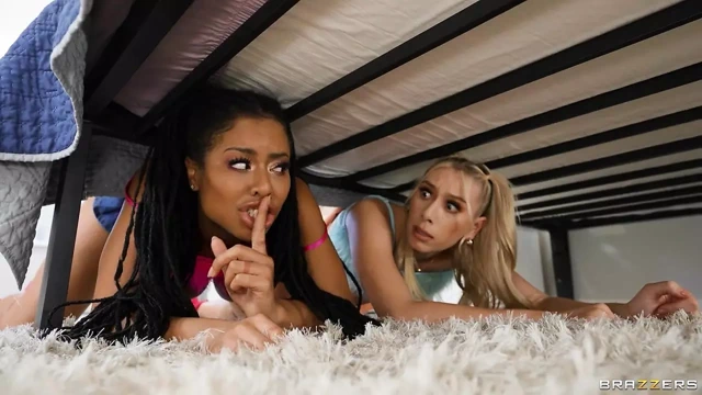 İki susamış sürtük sıkışıyor ve sikiliyor Kira Noir, Kay Lovely, Chloe Surreal Brazzers