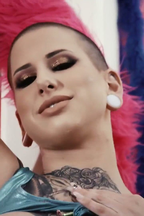 Burning Angel - Dylan Phoenix gotik bebek dövmelerinin ve göğüslerinin her yerine döl boyatıyor