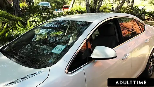 ADULT TIME - Anissa Kate sürüş dersi sırasında eğitmenini büyük doğal göğüsleriyle azdırıyor