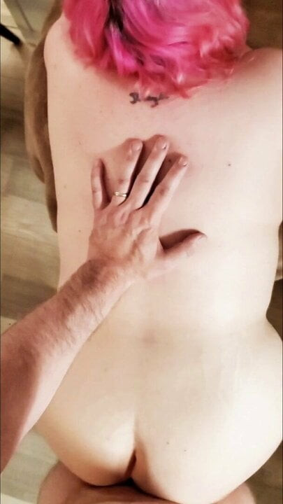 Hotwife deepthroats yapay penis olarak ben sikme ona doggystyle