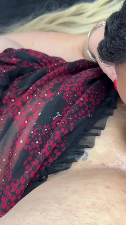 Aldatılan koca azgın orta yaşlı seksi kadını genç sevgilisiyle neredeyse yakaladıktan sonra götünü sikiyor