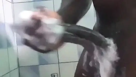 20 yaşındaki büyük zenci yarağı duşunda yarağını temizlerken edepsizce mastürbasyon yapıyor
