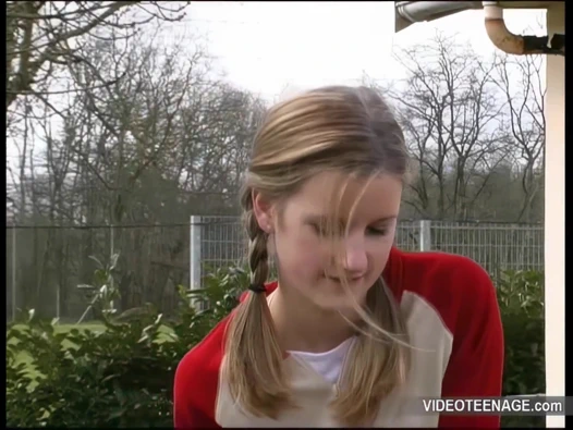 Sarışın 19 yaşındaki kız açık havada oral seks yapıyor