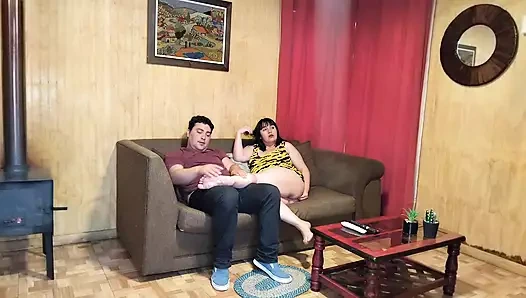 Üvey oğlumu film izlemeye davet ediyorum, babasının burada olmaması ve beni iyi sikiyor olmasından faydalanıyorum - ateşli bir amcığım