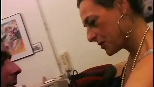 Sarışın orta yaşlı seksi kadın ofiste oral seks yapmayı seviyor