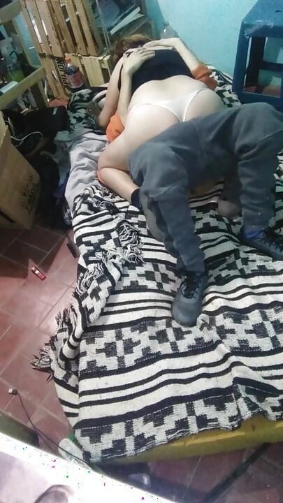 Montanolu kız yerdeki yatakla giyiniyor