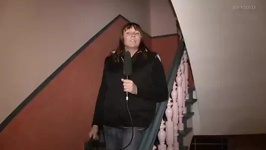 Alman kökenli sarışın kadın, kedisinde horoz ile hissettiği zevki ifade etmek için röportaj yapıyor