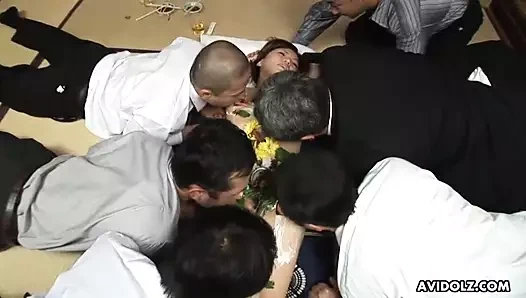 Yaşlı sapık iş adamı sıcak civcivlerin vücudundan suşi yiyor