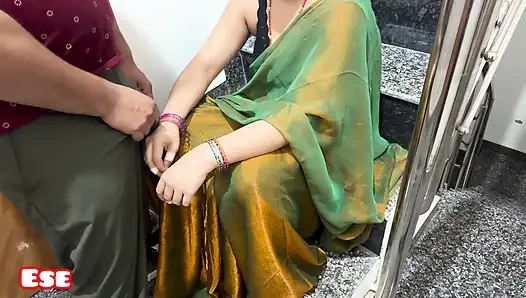 Evli kadın sinirlendi koca ruh halini alıyor ve onu merdivenlerde sikiyor