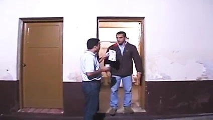 Erkekler tuvaletine girdi ve sikildi