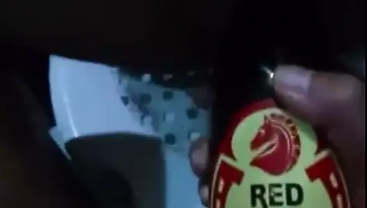 Pinay kırmızı at birasını sever