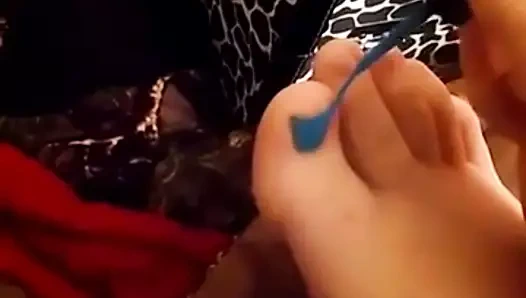 Birbirlerinin ayak tırnaklarını boyayan kız arkadaşlar