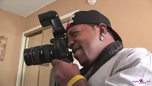 İri güzel kadın modellik yerine büyük zenci yarağının damlayan ıslak çikolata kapmacığının derinliklerine boşalmasını istiyor