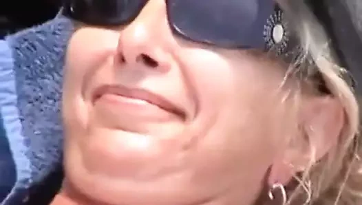 Benim milf kontrol edin - karısı halka açık oynuyor. plaj kedi oyunu