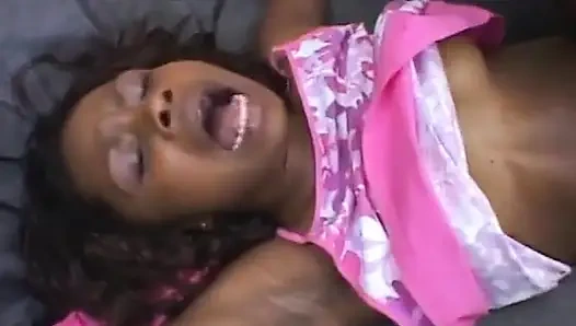 Azgın esmer hatun kanepede parmaklanıyor ve sert sikiliyor