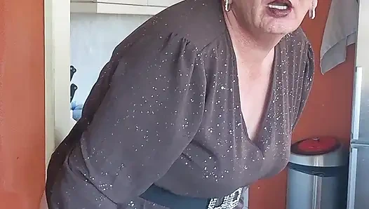 Dildomun tadını çıkarırken puro içiyor