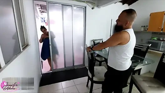 La novia de mi amigo sale del baño y se cae su toalla y al verla desnuda me caliento mucho y me la follo - Porno en Español