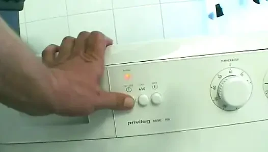 Sarışın parmaklar duşta ıslak amcık damlatıyor