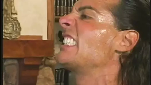 Yaramaz esmer genç kanepede bir damızlık sikikleri ve yüzüne iğne yapmak alır