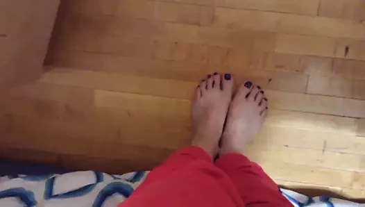 ayak parmaklarını gösteriliyor