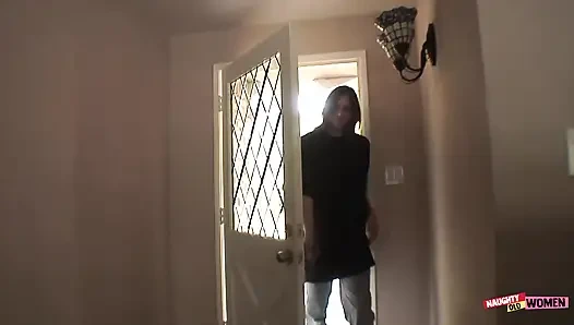 Olgun götü nitelikli bir saksodan sonra siyah bir adam tarafından sikiliyor