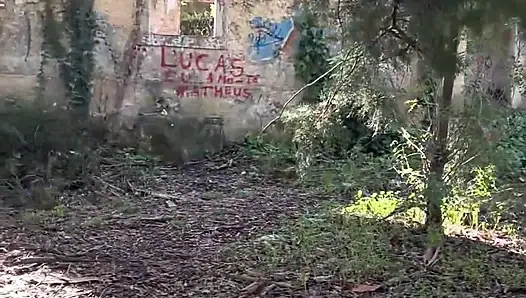 Yürüyüşçü erkek kardeş terk edilmiş binada döl atıyor