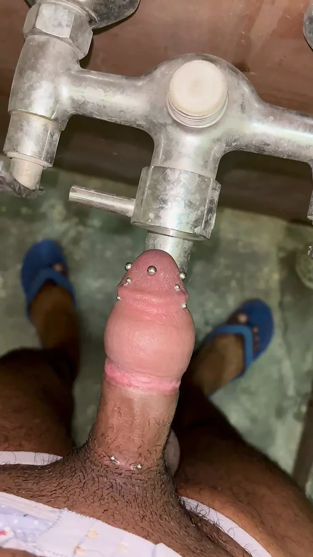 Мастурбация с моим красивым пирсингом и обрезаным членом